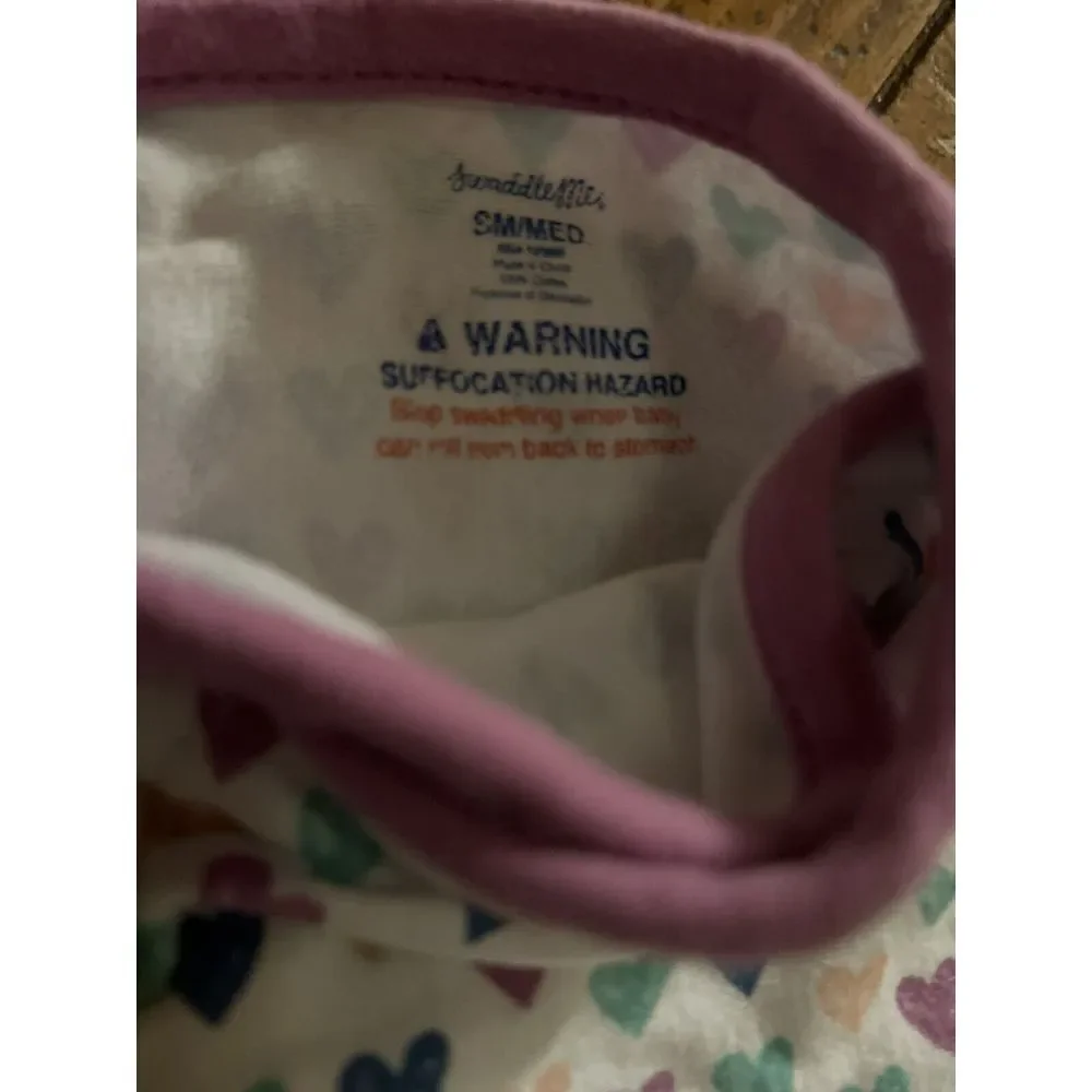 SwaddleMe Original Swaddle Criss‎ Cross  Size SM/MED Hearts